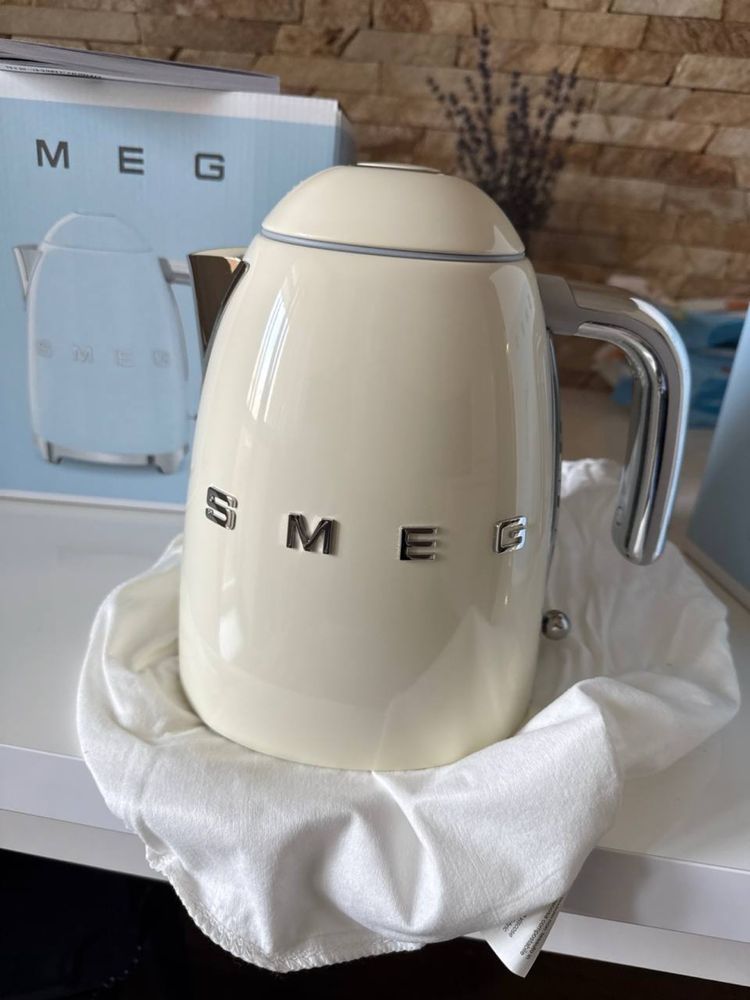 Чайник SMEG кремового кольору