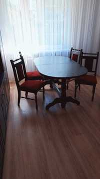 Duży drewniany stół + komplet 4 krzeseł w stylu retro. Do renowacji.