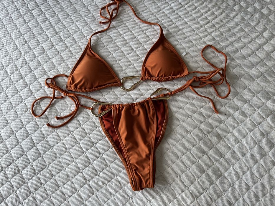 Rdzawe bikini ze zlotymi elementami stroj kapielowy seksowny