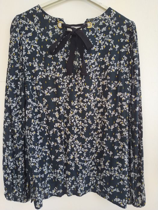 Blusa flores e apontamentos dourados - Tamanho M