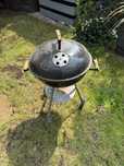 grill ogrodowy stalowy z przykrywą