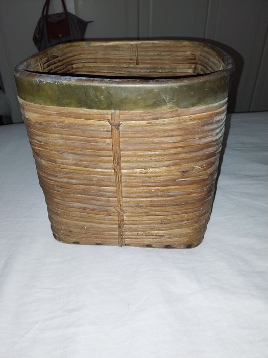 Cesto de verga ( não sei se é bambu fininha) e metal dourado( latão gr