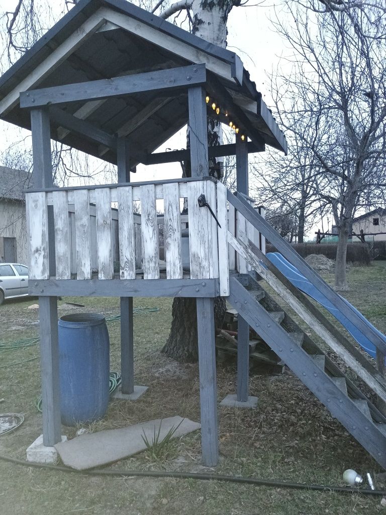 Domek dla dzieci ze zjezdzalnia