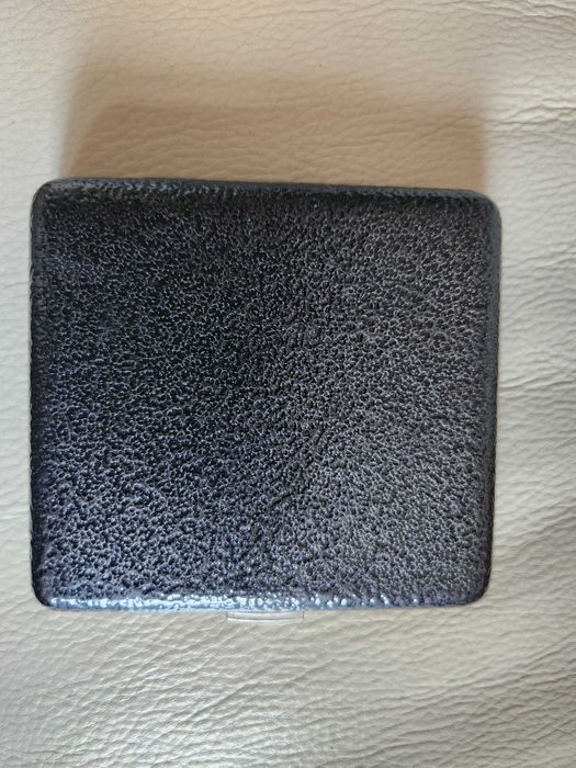 Papierośnica metalowa.