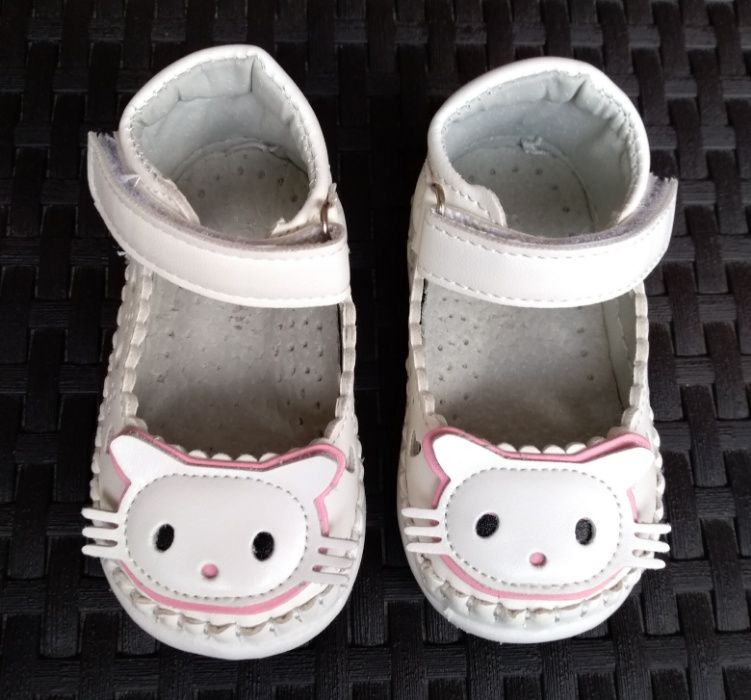 Białe buciki baleriny na roczek, jak nowe