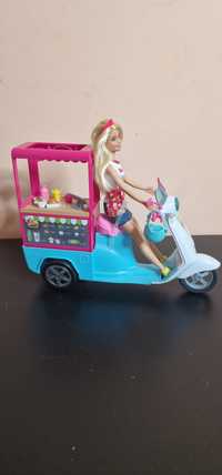 Barbie i jej mobilny bufecik skuter