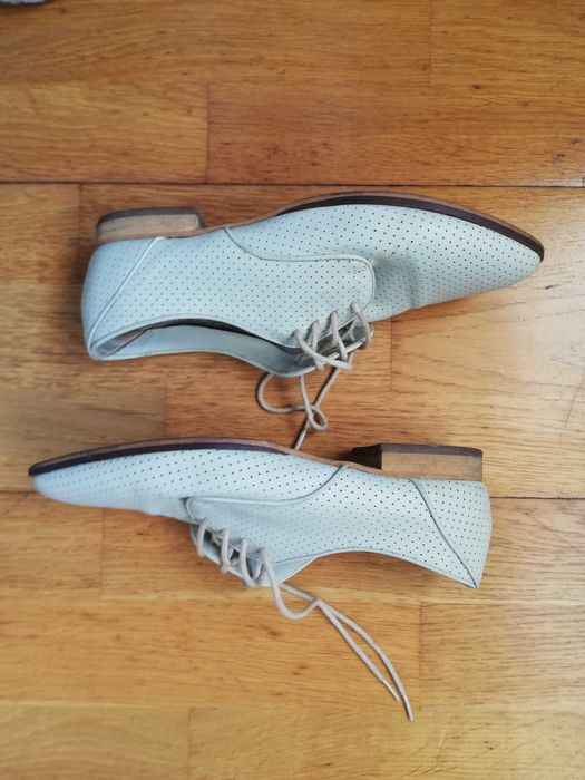 Sapatos de pele brancos