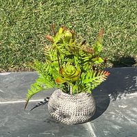 Vaso com planta artificial decorativa