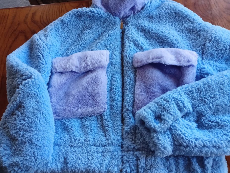 Niebiesko-fioletowe futerko