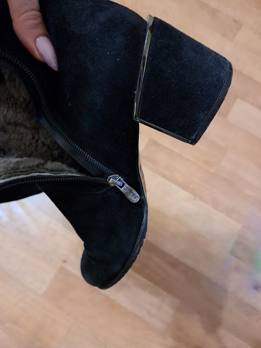 Гарні замшеві зимні чобітки
