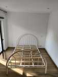 Cama de ferro com estrado