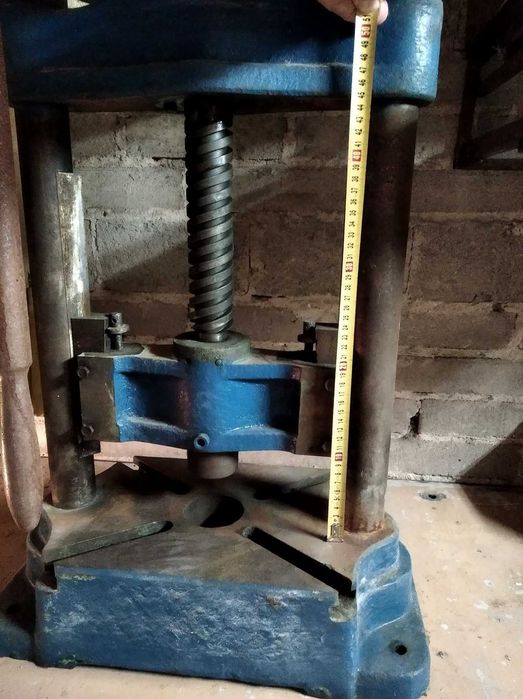 Potężna prasa śrubowa