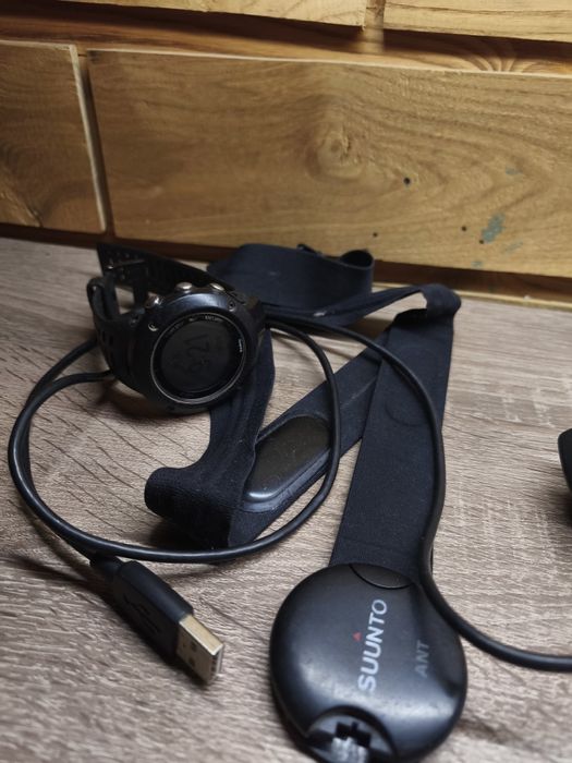 Спортивные часы  SUUNTO для бега для подводного измеряет все данные .