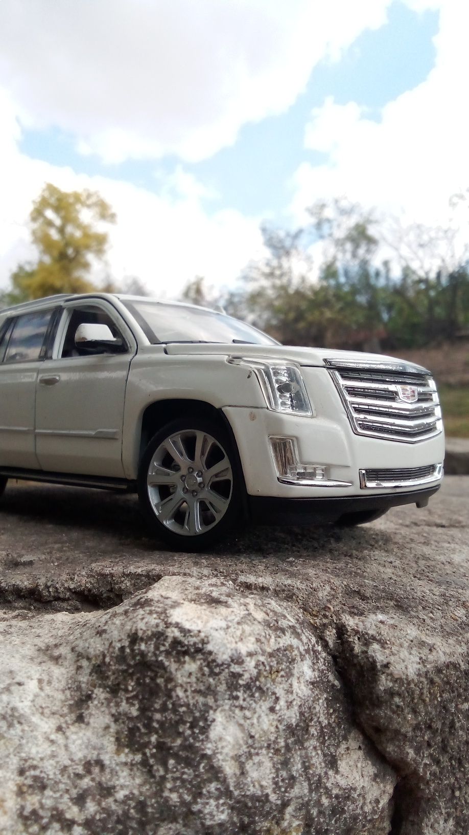 Игрушечный CADILLAC ESCALADE 2017 года от компании WELLY