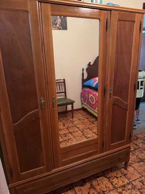 Quarto criança (cama , mesa cabeçera e armario)