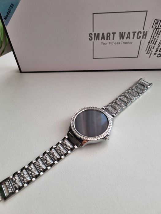 Srebrny smartwatch