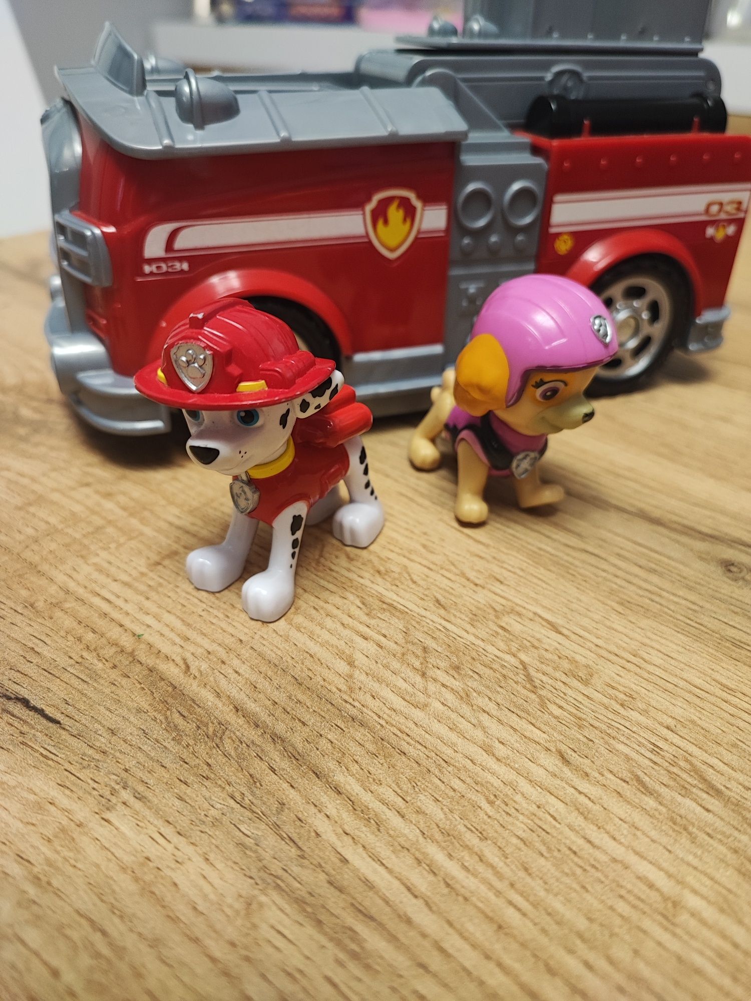 Sprzedam auto Marshalla z 2 figurkami
