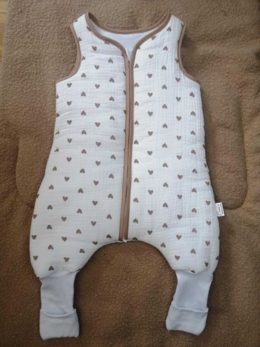 MUŚLINOWY Śpiworek z nogawkami wywijane skarpety