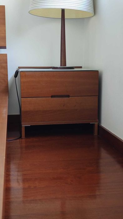 Cama de casal com mesinha de cabeceira da Interforma