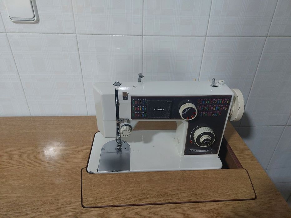 Máquina de costura com móvel