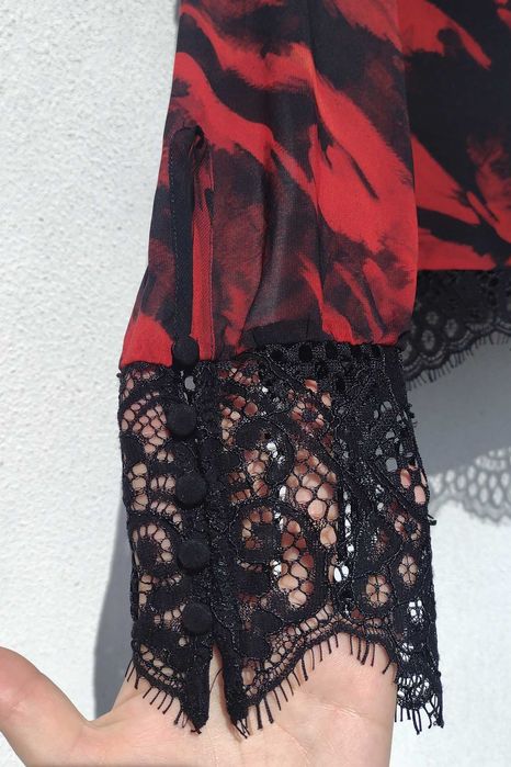 Шикарная блуза с кружевом чёрная с красным Guess Marciano S M