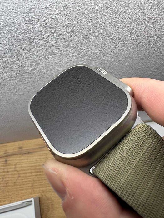 Apple Watch Ultra 49mm Titanium колір ремінця треба уточнювати