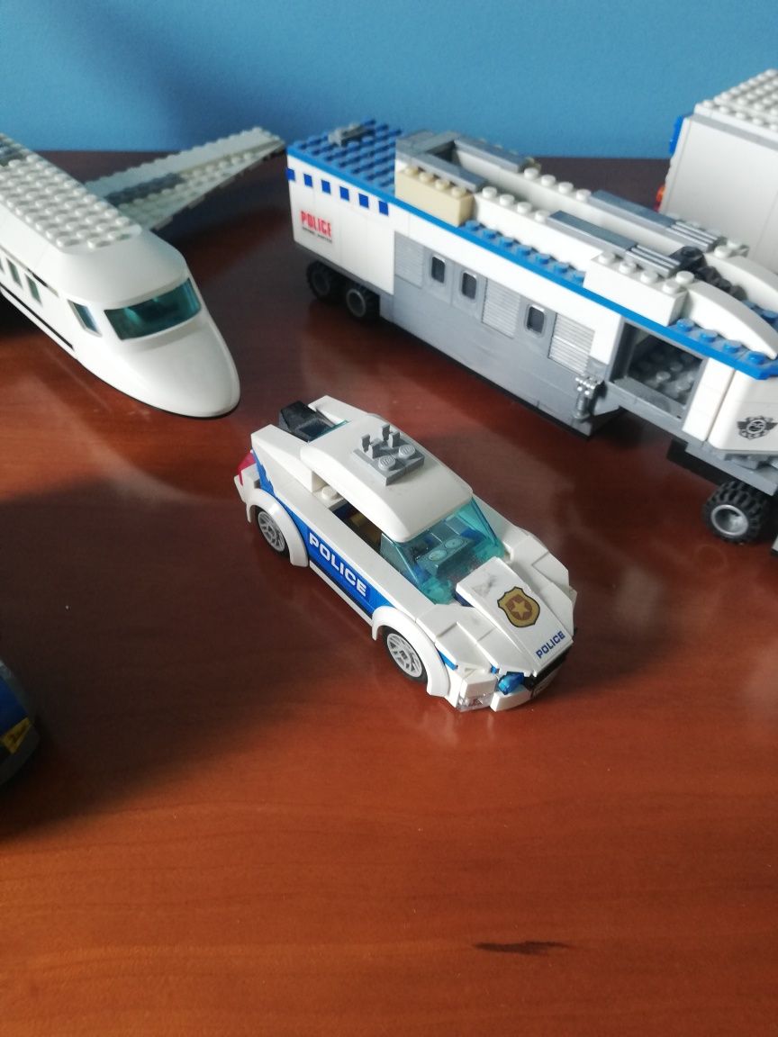Várias figuras de legos
