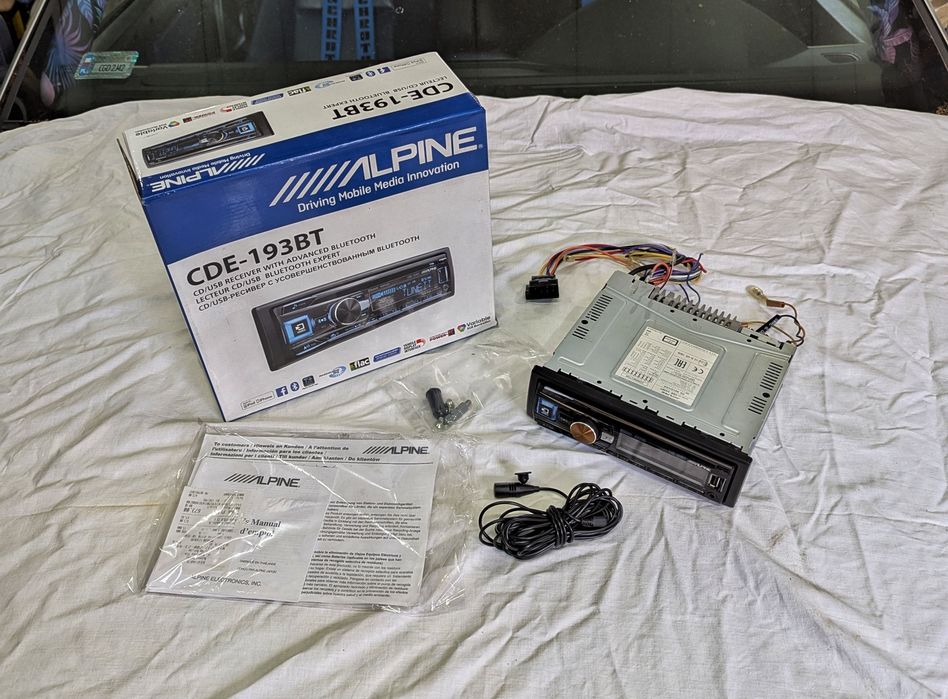 ALPINE CDA-193BT - Komplet - Zwrotnica 3-way - Czasówki - BT/CD/USB