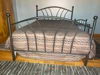 Cama de ferro 1.60X1.90cm mas mesa Cabeceira