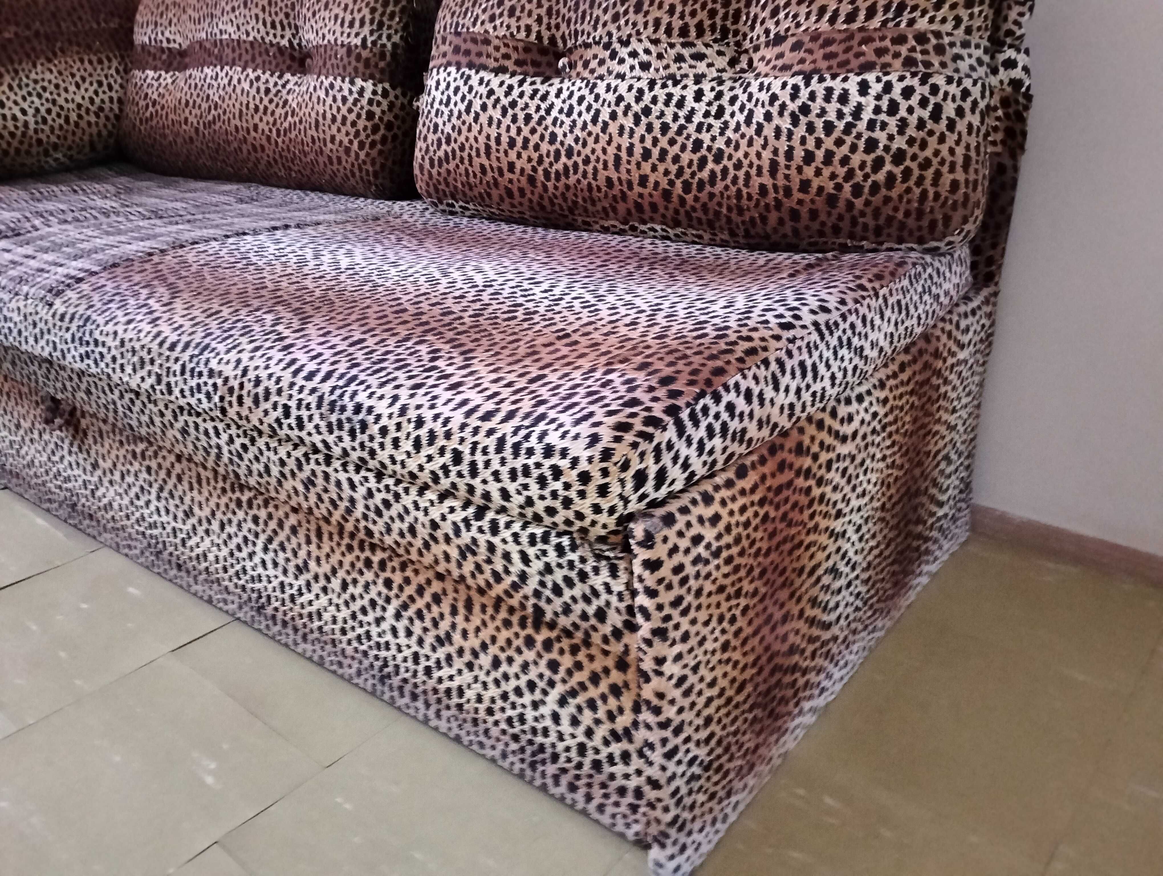 kanapa  w cętki tygrysie