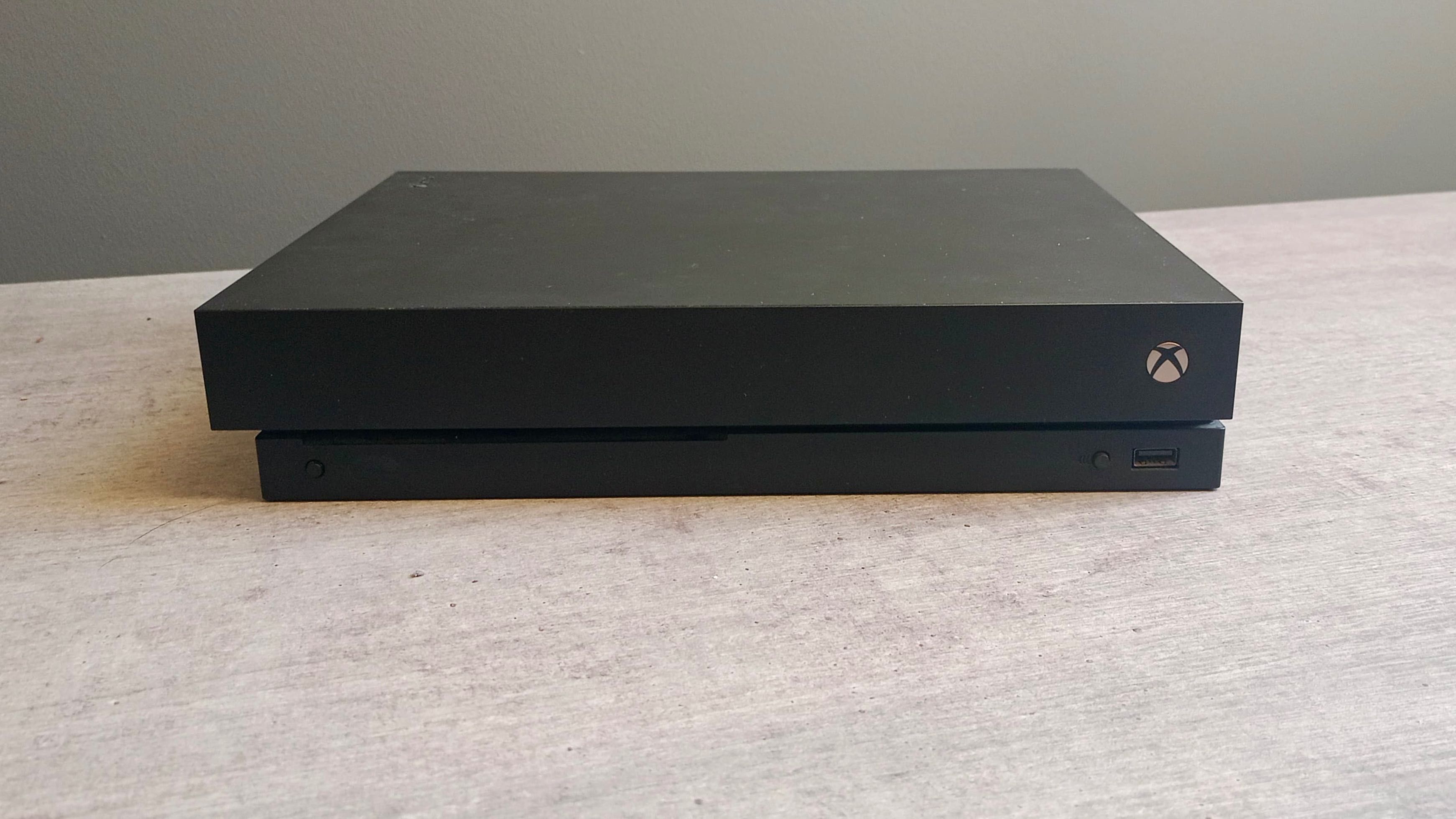 Xbox One X + Kontroler