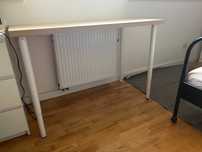 Proste biurko IKEA z regulowanymi nogami 120x60