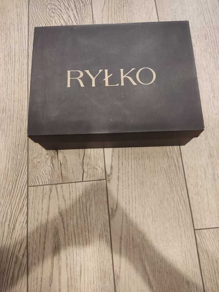 Buty na obcasie Ryłko