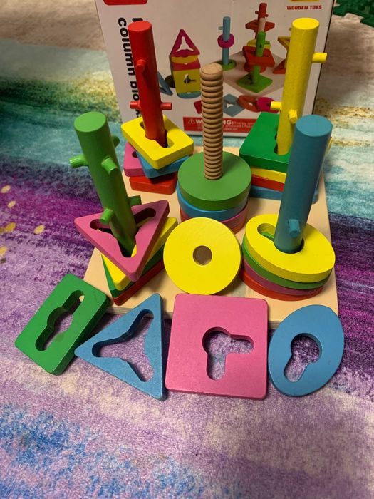 Цікавий геометричний дерев'яний сортер