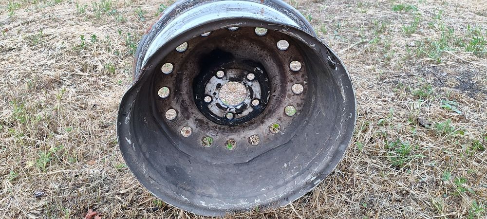 Шины с дисками на Волгу