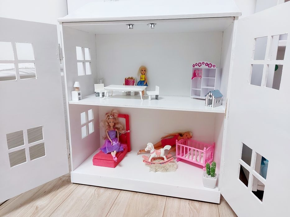 Otwierany domek na kółkach dla lalek, z otwieranym dachem