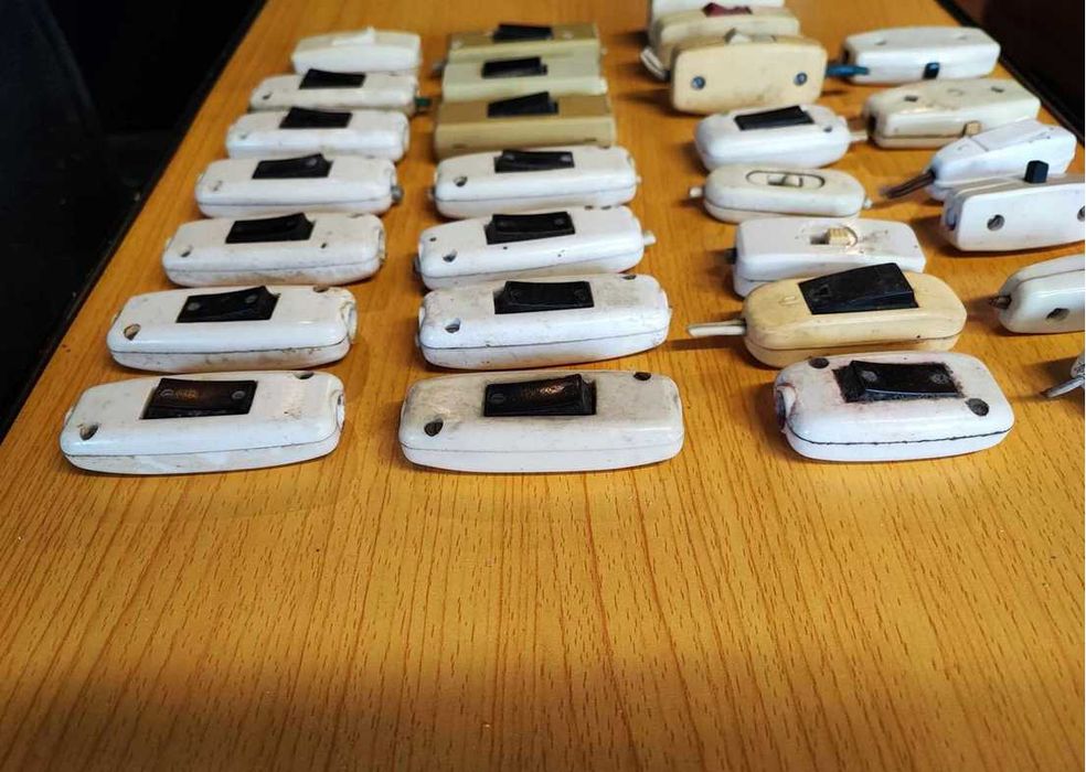 Bakelitowy wyłącznik,pstryczek elektryczek,cena za 1 szt.