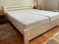 Łóżko białe z litego drewna o wymiarach 180x200cm