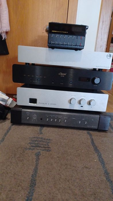 Amplificadores Plinius 2100i e Classé CAP80 com comando imaculados