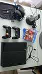 Playstation 4 + pady z ładowarką oraz słuchawki Sony bezprzewodowe