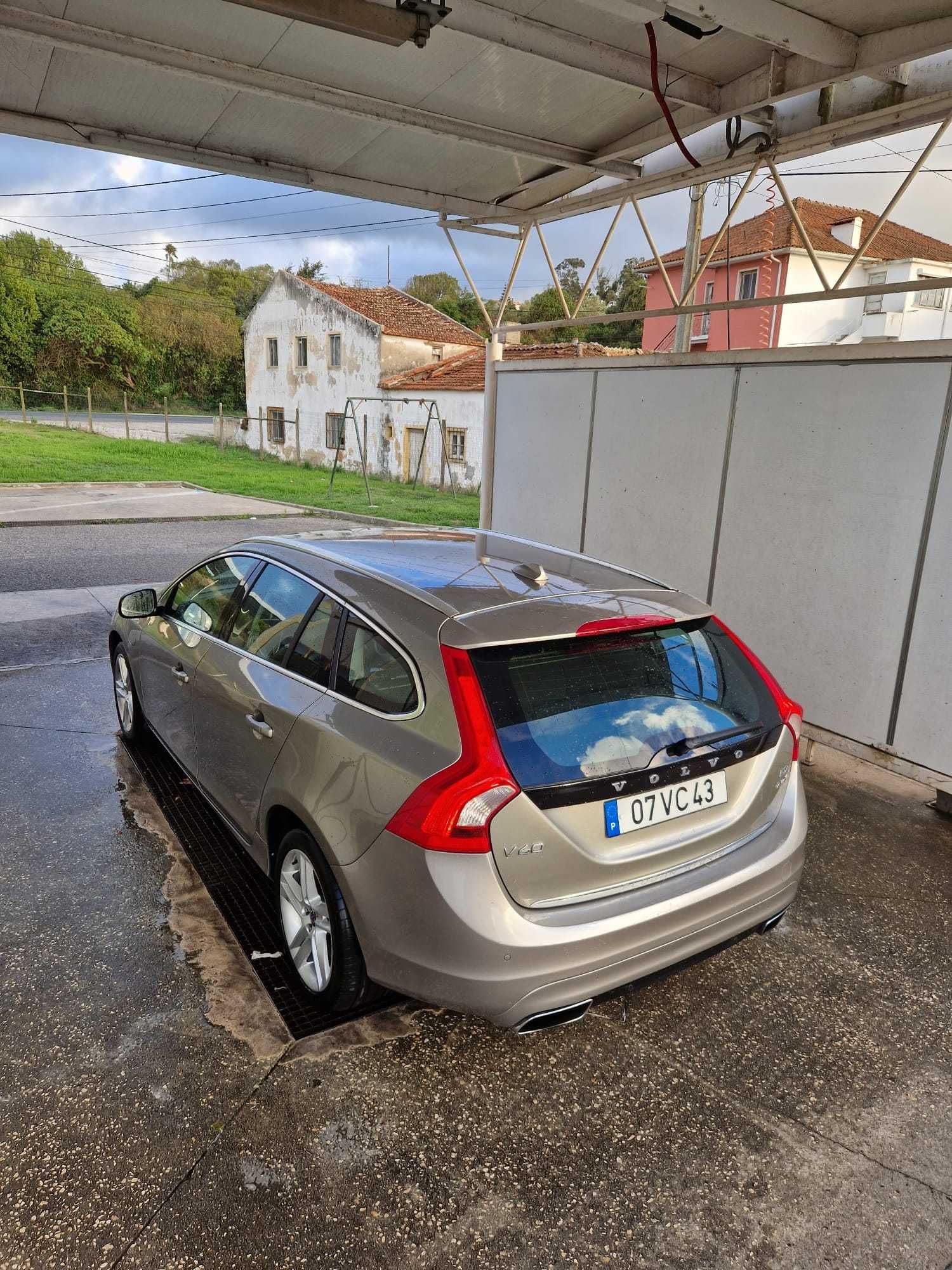 Volvo V60 D6 Plug-in Hybrid AWD