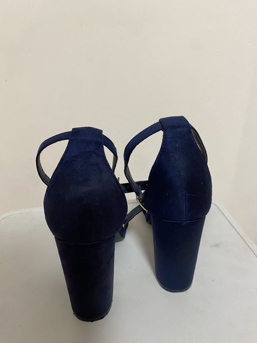 Granatowe zamszowe obcasy szpilki buty na obcasie na słupku z paskiem