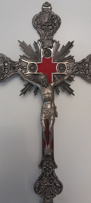 Crucifixo e Santo grande