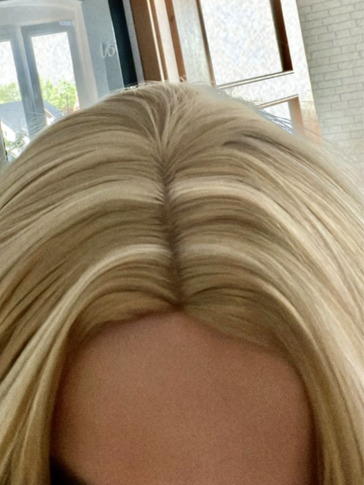 Peruka blond refleksy sypkie włosy pasemka bob stednia długość nowa