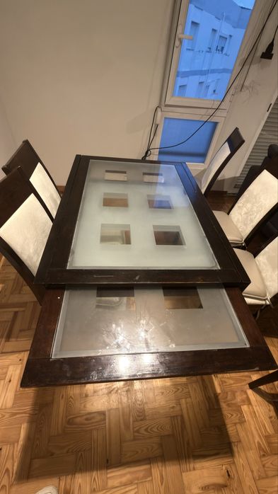 Mesa extensivel com 06 cadeiras