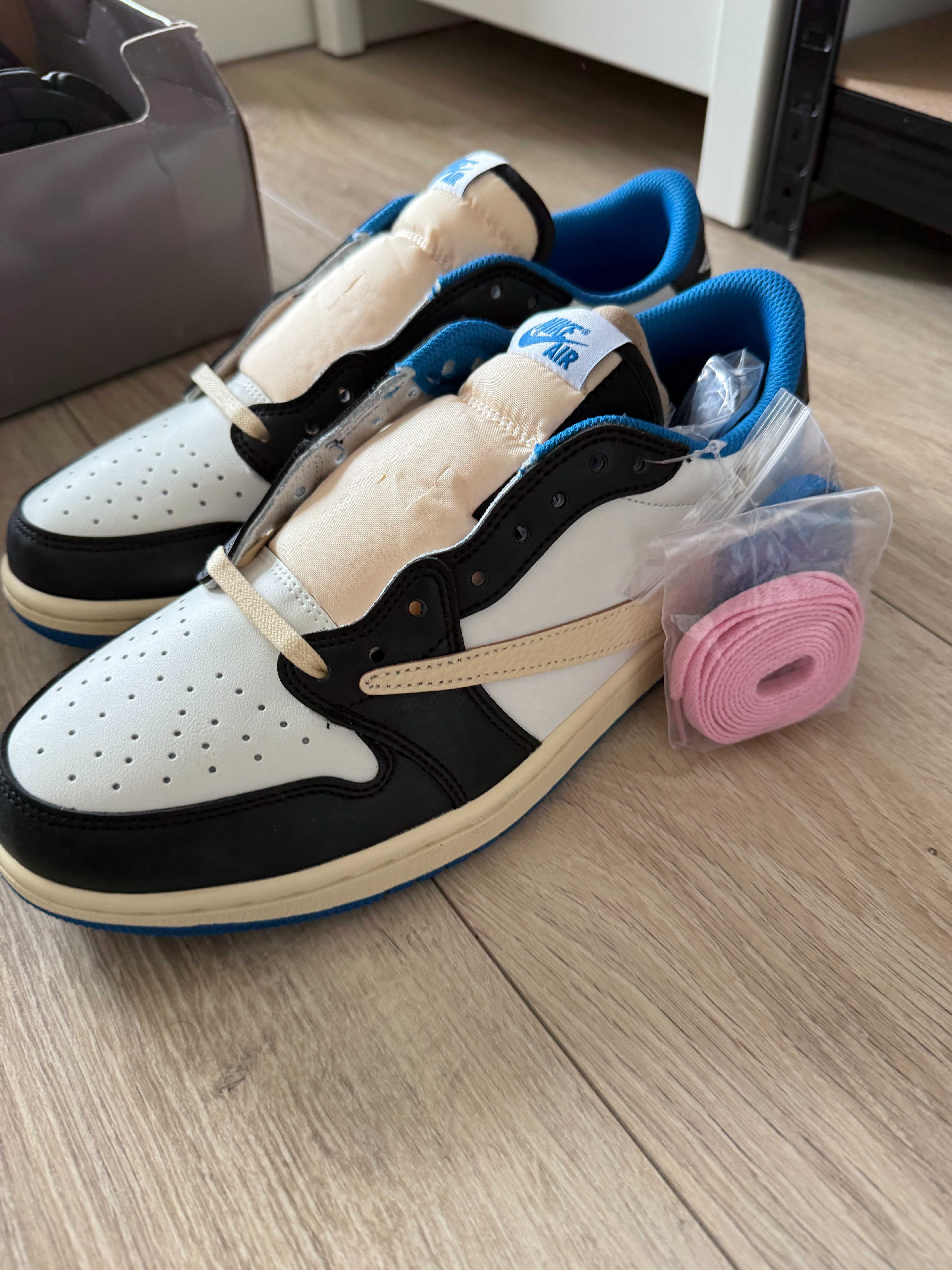 Jordan 1 Low Travis Fragment r. 43 + Balenciaga Track czarne r. 42