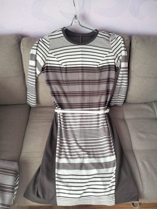 Продам гарний, трикотажний костюм (плаття+піджак) в гарному стані.