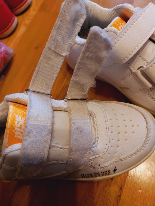 Adidaski dla chłopca białego koloru