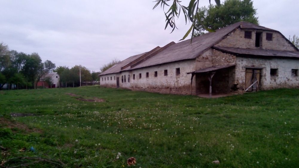 Приміщення з прилеглими до нього земельними ділянками