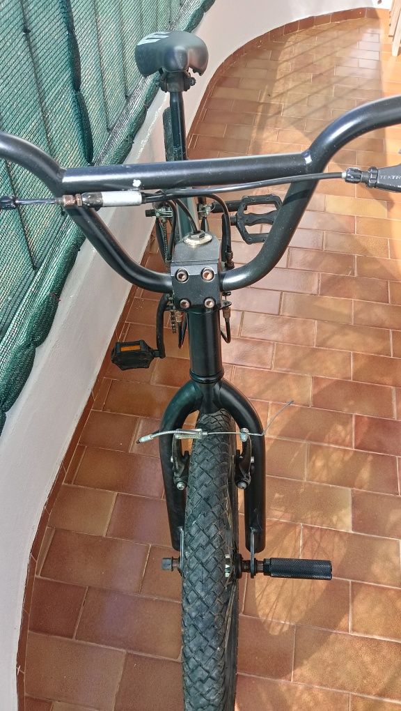 Bicicleta BMX com peseiras p/manobras